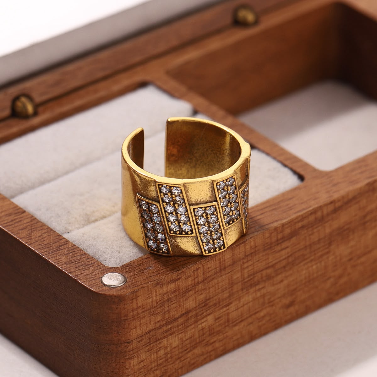 Anillo dorado con brillos