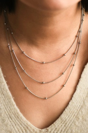 Collar triple plateado bolitas