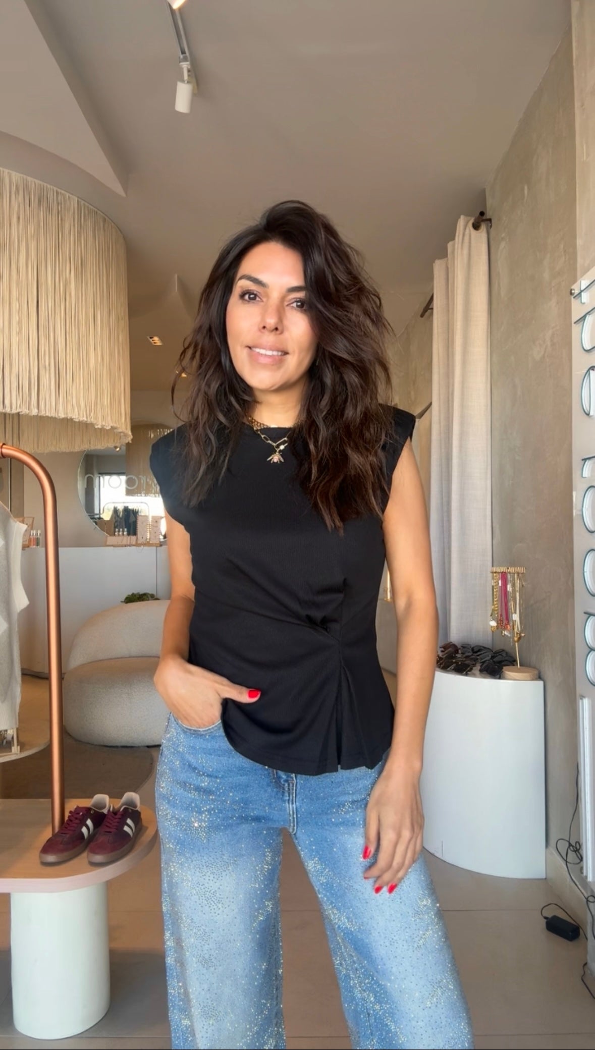 Blusa negra hombrera