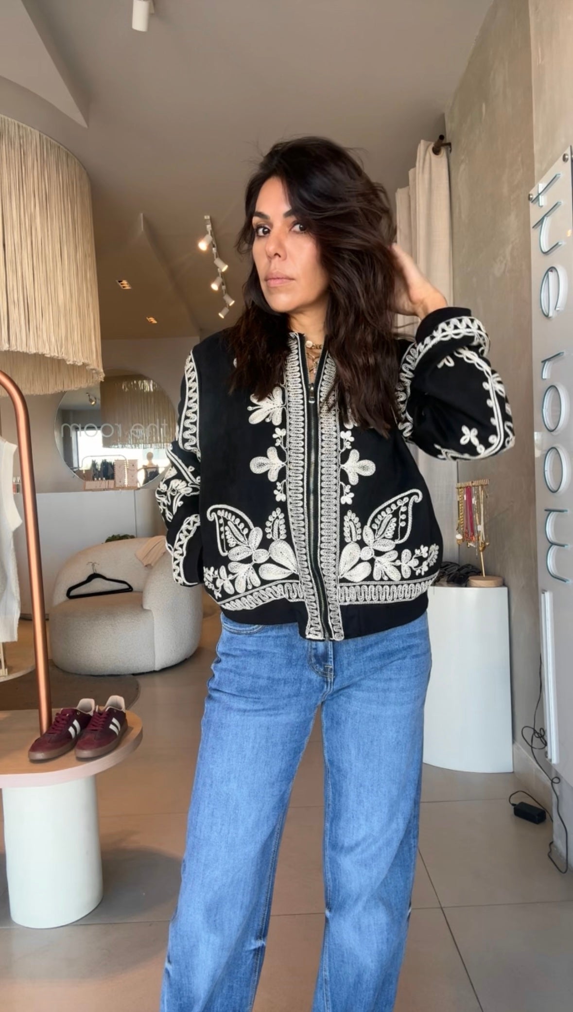 Chamarra negra bordada