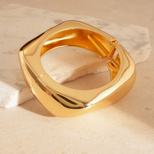 Brazalete dorado cuadrangular