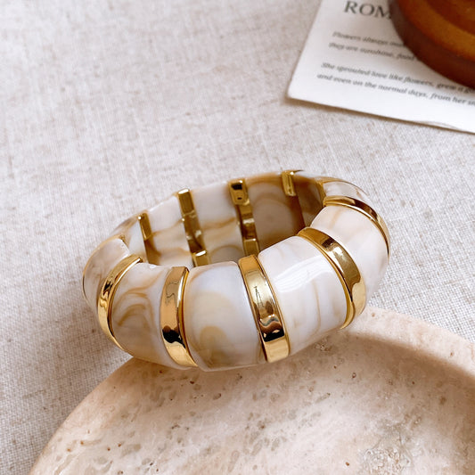 Brazalete beige con dorado grueso