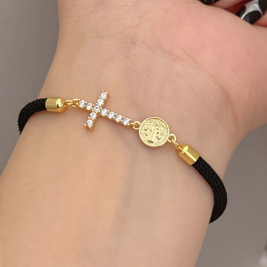 Pulsera negra con cruz