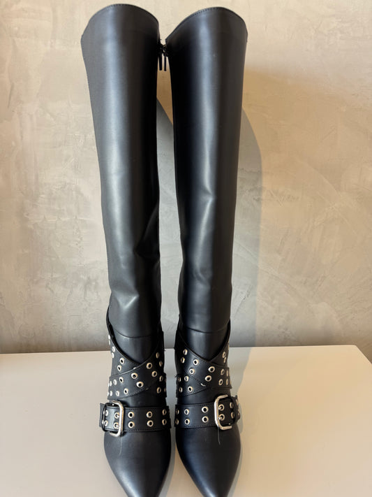Bota negra larga hebilla