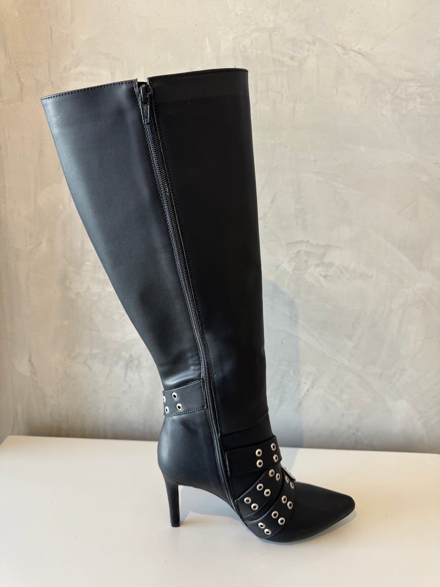 Bota negra larga hebilla