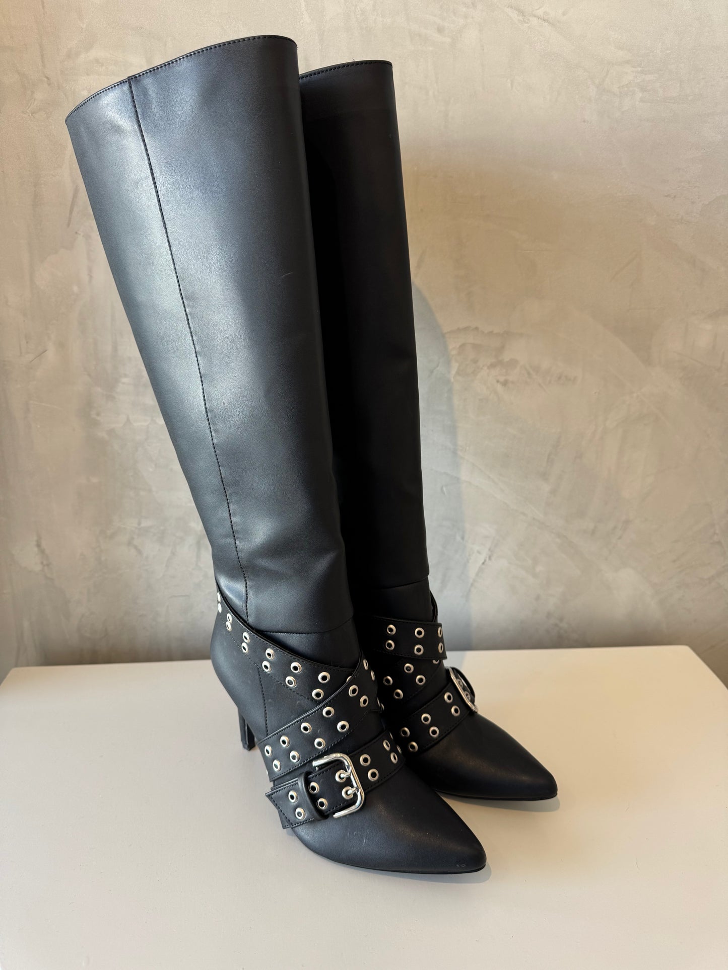 Bota negra larga hebilla