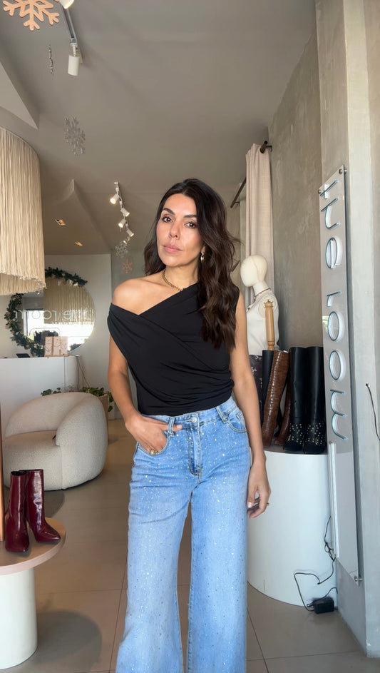 Blusa negra asimétrica