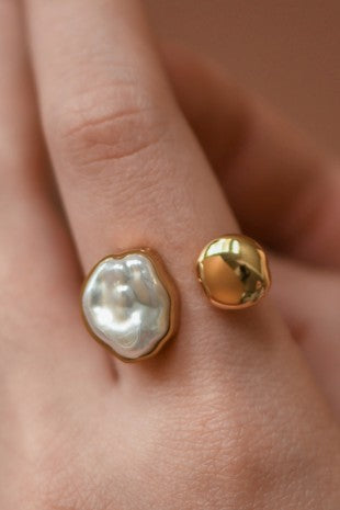 Anillo dorado y piedra