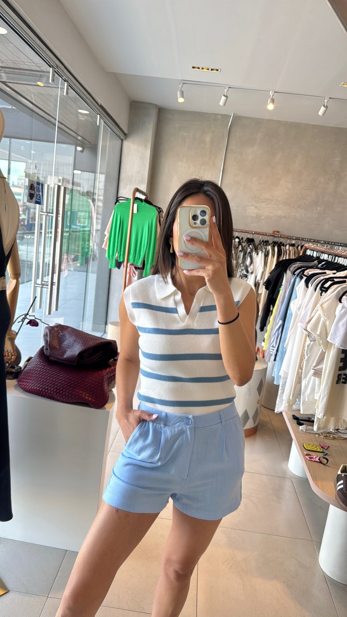 Polo blanco con azul