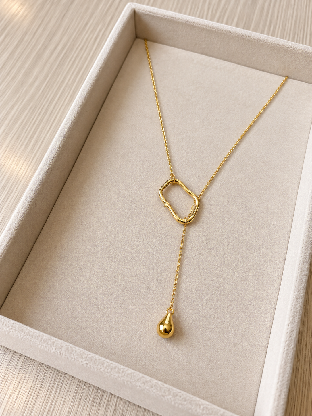 Collar corbatin dorado