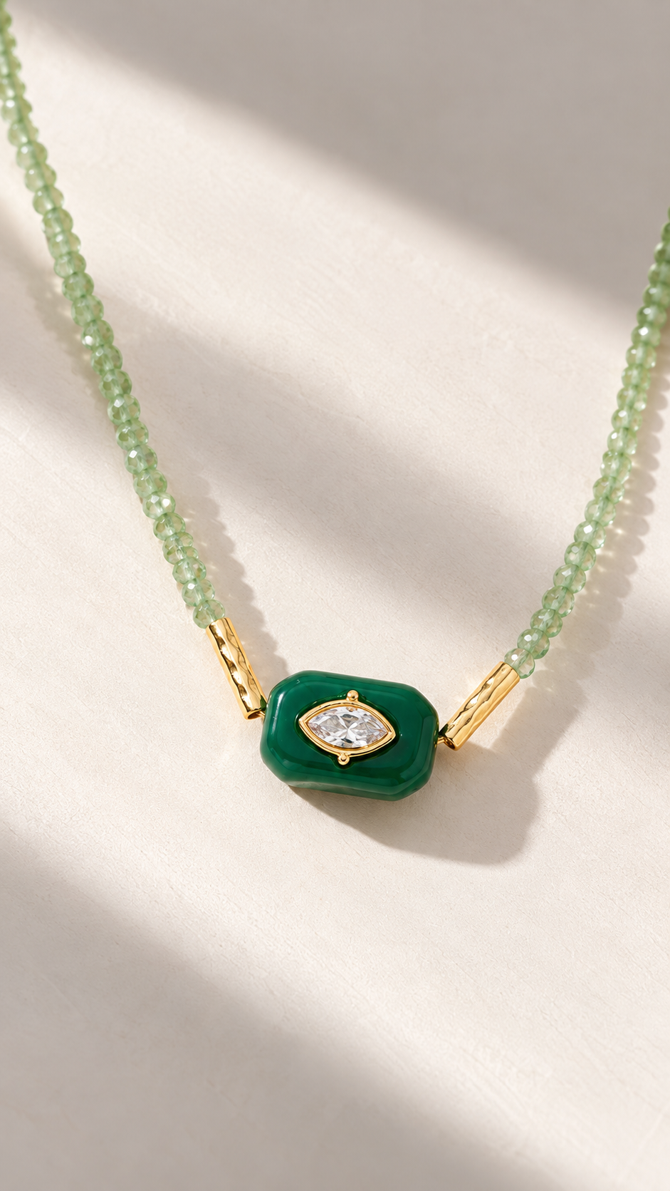 Collar verde claro piedra